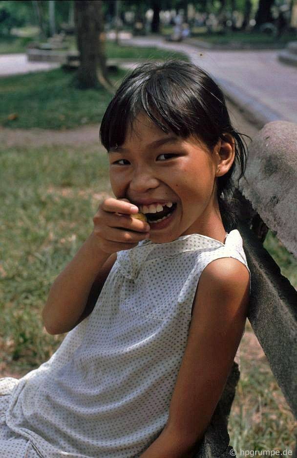 Một bé gái ở khu vực Hồ Gươm, 1991.